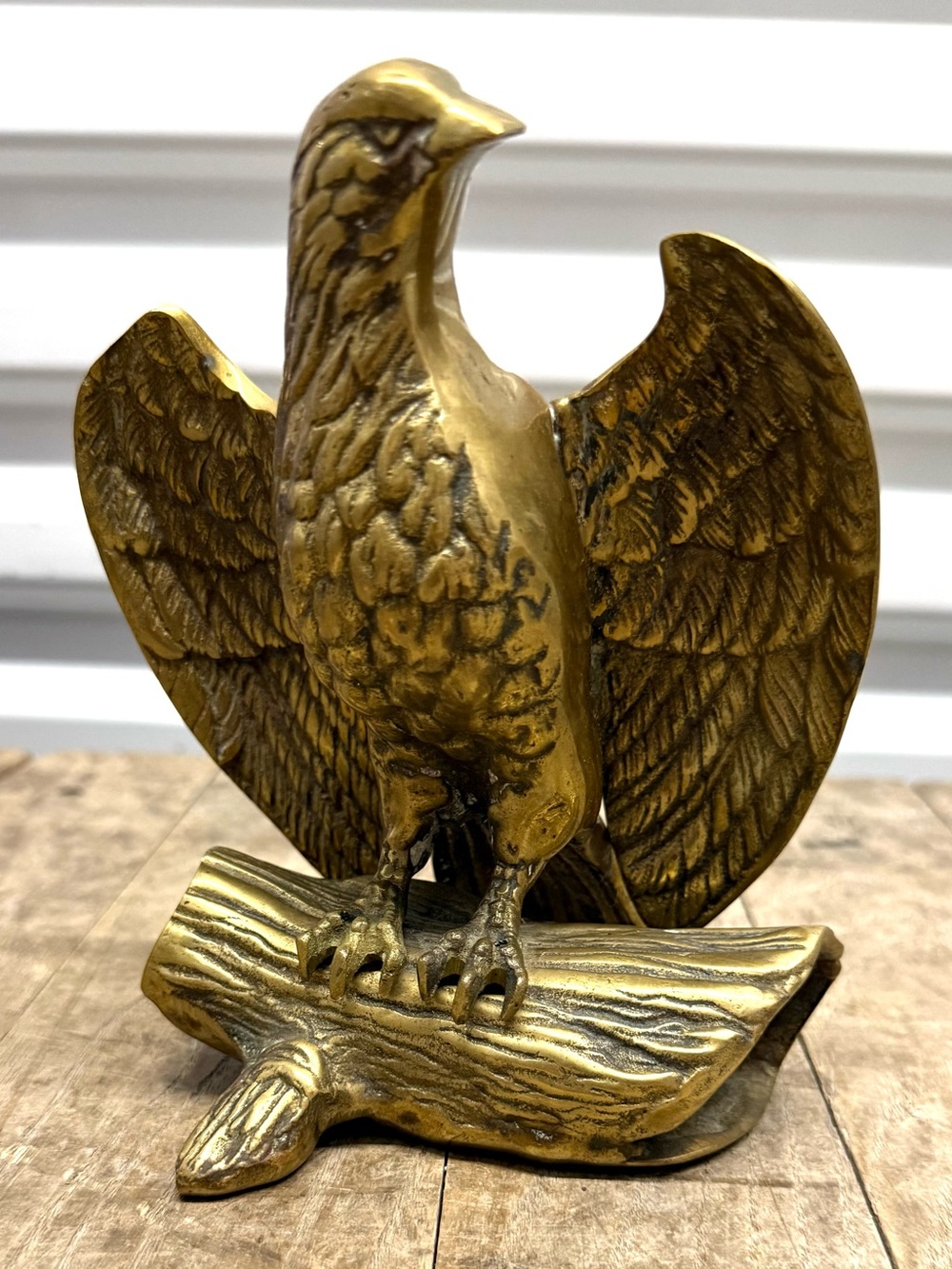 Vintage brass eagle figurine perched on a hollow log,Very nice detailed feathers - Picture 2 of 6